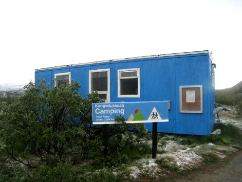 Das kleine blaue Haus auf dem Campingplatz in Kangerlussuaq.